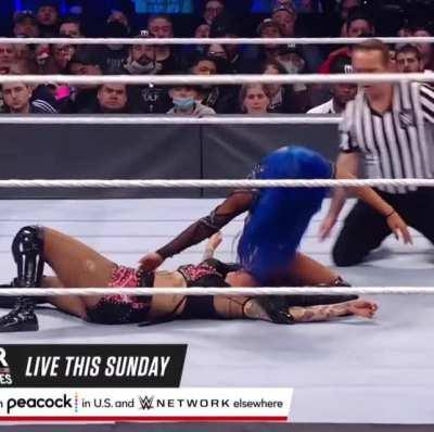Sasha Banks facesit Shotzi