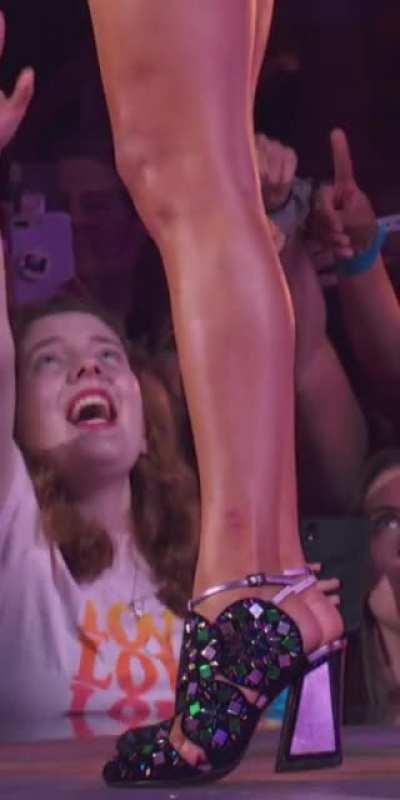 I want to lick her legs and have sex with them so bad. Taylor gave me a thigh fetish for her that only she can quench