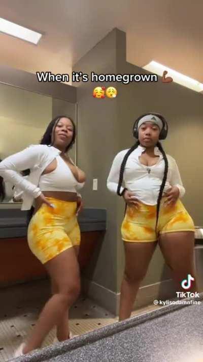 Theyâre sisters can you tell ? 