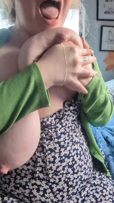 Imagine these big sprays hosing you down! you'd be drenched 🤭🍼