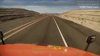 [USA]Nissan 350Z Overtakes at High Speed, Goes Off Road into Embankment and Flips Several Times