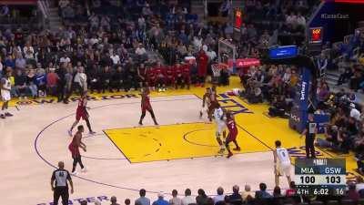 [Highlight] Draymond with a mid-air touch pass to Looney