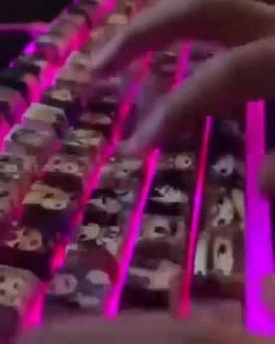 Duklock by si měl koupit takovou klávesnici a hrát s ní na streamech