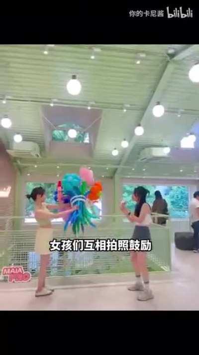 上海的citywalk真的被潮人玩出花来了，是谁想出了把音乐喝酒闲逛探店融合在一起的呀？出于好奇心，上周末报名参加了嬉皮士的精酿活动，我们选了潮流线，三公里，四个小时，还有五家潮店，一群人带着耳机，听着音乐漫步，真的气氛超好的，而且还不会无聊嗷，从第一站到第五站，会有各种互动体验，比如店铺会提供帽子，以及酒，diy好后都能带走，大家一起玩游戏，又紧张又放松，重点哦，第一名还能得到一辆超酷的车，真的好羡慕啊，还有简单打卡就能领到精酿和月饼，来补充一下能量，一路下来结实了很多有趣的人，有趣的事，大家从陌生到熟