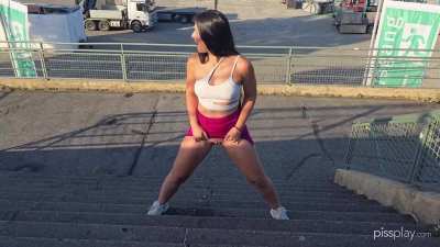 Diego & Nuria : Deux potes qui kiffent leur passion pour la pisse dans un endroit *très* public...