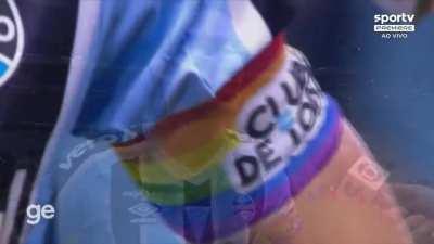 Repórter pergunta a Geromel sobre sua faixa de capitão que tem um símbolo importante que representa bastante (cores do arco-íris). Geromel respode: 