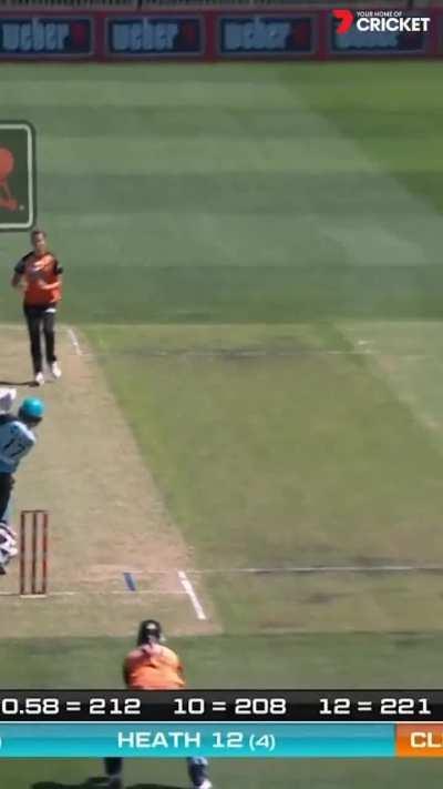 GRACE HARRIS HITS A SIX WITH A BROKEN BAT 🔥🔥🔥