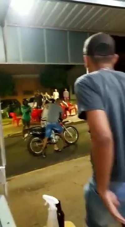 Criminals try to rob people, but victims recognize that the weapon was fake(happened in Brazil)