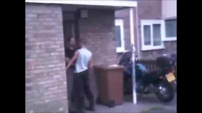 Un père de famille démonte un skinhe