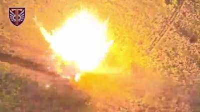 Destroying Russian military equipment is a moral obligation of Ukrainian soldiers from the 77th Separate Airmobile Brigade. The Ukrainian fighters used an FPV kamikaze drone to help them disintegrate the Russian BMD-4, which was reduced to a pile of metal