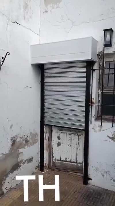 Seguridad en el Conurbano le ponen persianas a las puertas.
