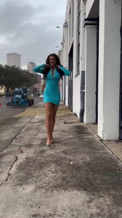 🎵Pretty woman, walking down the street. Pretty woman, the kind I like to meet🎵