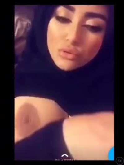Muslim Girl Showing Her Big Tits! 🧕🏻💥
