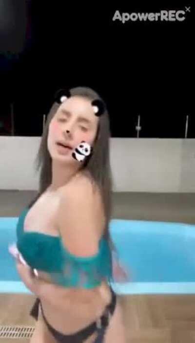 Luana Alves Rebolando de Biquini