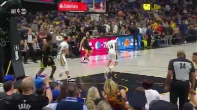 [Highlight] Steph Curry makes an insane wrap around pass to Klay Thompson