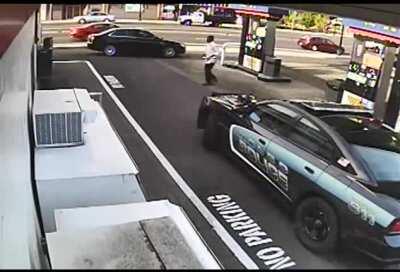 [USA] Man walks by a Cowlitz Sheriff's car and into a convenience store where he starts hitting customers with a stick (2016)