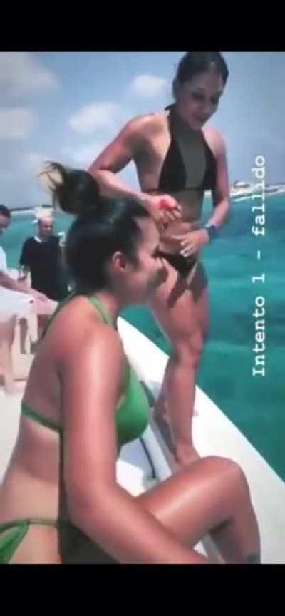 Necesito más de ella en bikini así de chikitos 😍