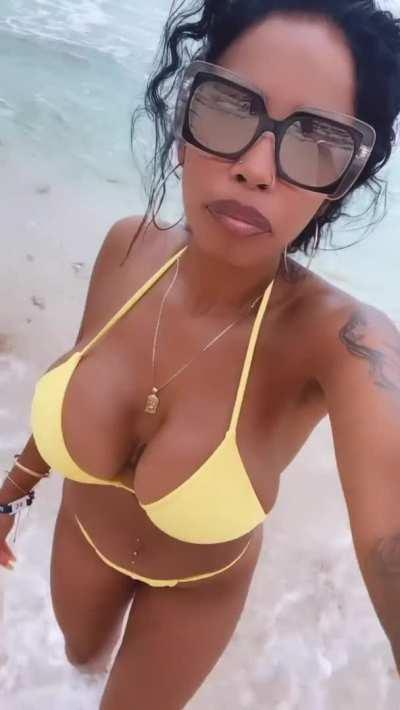 🇨🇺 Sexy Latina at the Beach 🏖