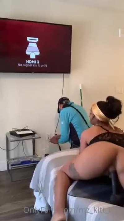 If shorty ask you to come fix her cable and she do this, wyd? 👀