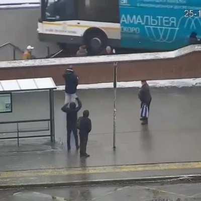 Moscow bus crash 2017.
