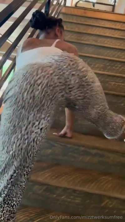 Mizztwerksum stair twerk