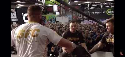 Guy KO:d in first round in a slap competition