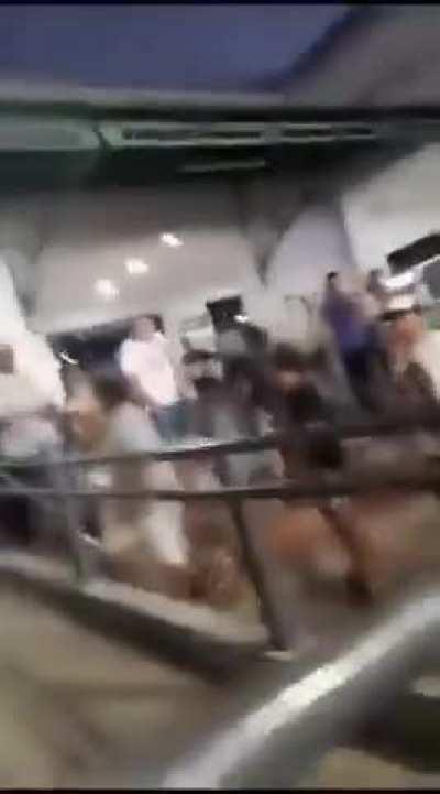 Policía de la Federal se enfrentó a manifestantes que hacían un cacerolazo en la Estacion Lanús