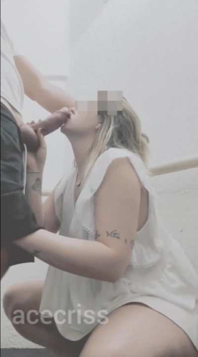 Fiquei com tanto tesão depois da festa do ano novo que levei ele pra me comer na escada do prédio