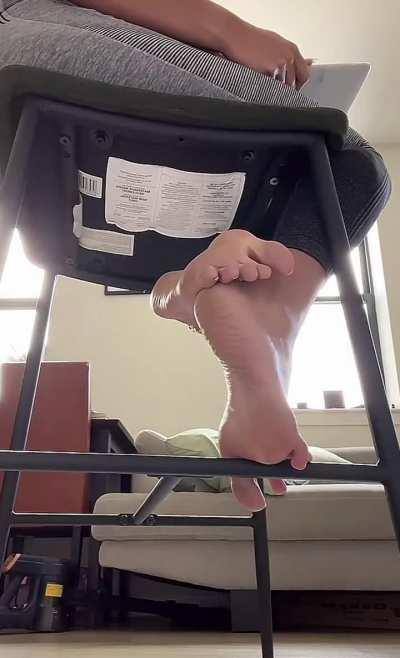 Something about that under the table/desk 👌🏾