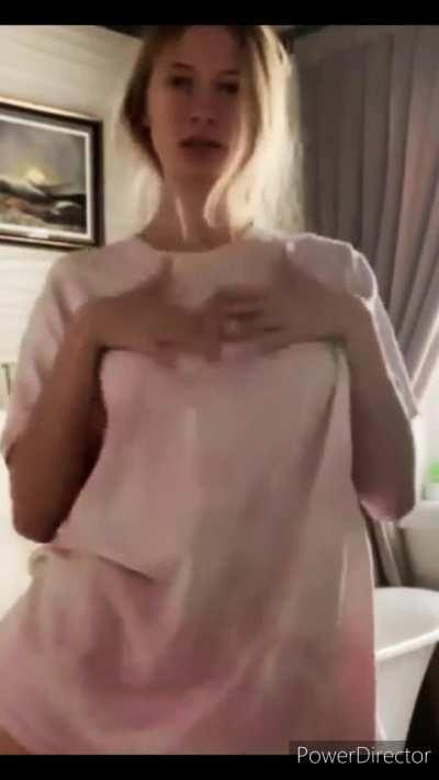No bra! Everybody have the origin video? (Gold quality!)