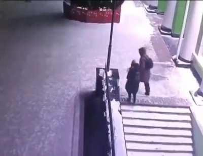 Christmas tree FALLS on passersby in Russia