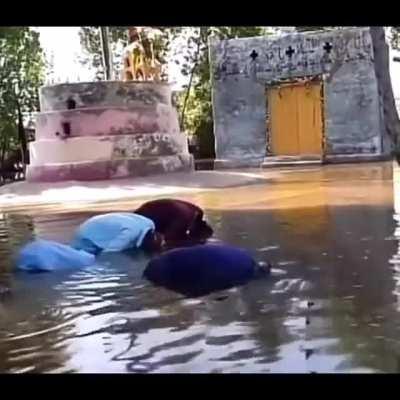 Jangan lupa solat ya guys.