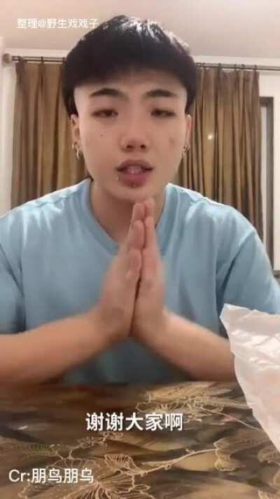 Chinese Internet celebrities are starting to try Mukbang without food, after video sites banned all Mukbang for food-saving campaign.