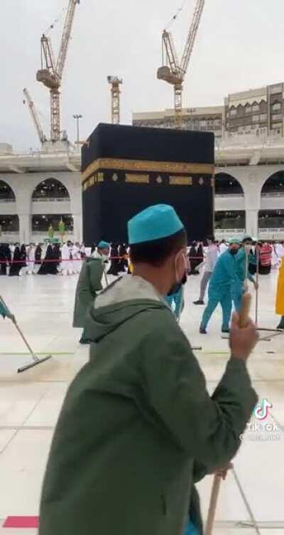 Teamwork gets the job done faster in Mecca