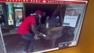 Protestors playing Kid Cudi on Piano😤