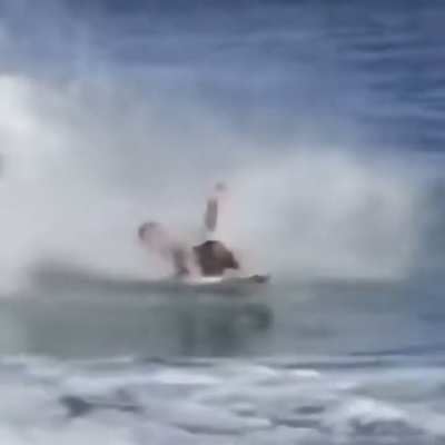 Surfer lands an incredible 360