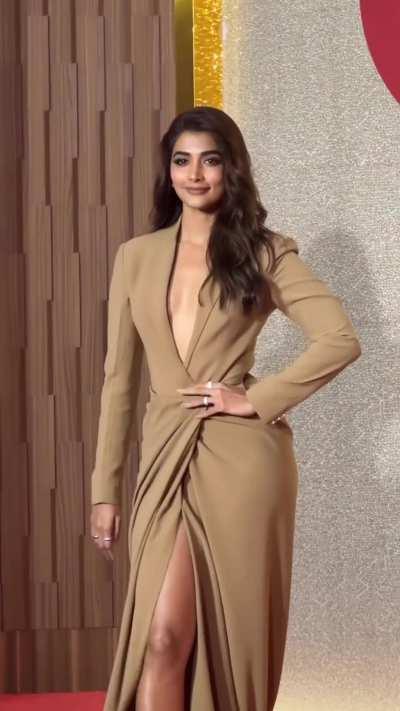 Ambani ne kal raat randiyon ka mela lagaya tha, uss bhadwe ne sab ko choda hoga par hamari aukaat bas inko phone me dekh kar hilaane ki hi hai to batao kaunsi randi par kyun aur kitna hilaaya??? (Names is body text)