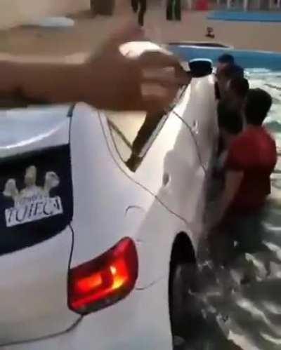 Pula e tira, não deixa afundar!