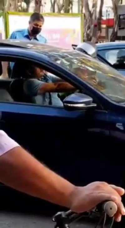 [NEUQUEN] Muchacho borracho duerme con el auto en el medio de la calle