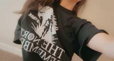 Pretty face, small waist, & some natural soft titties💜😈