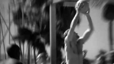 [Highlight] Gordon Hayward fakes his defender and makes crazy behind the back pass for the Meyers Leonard SLAM