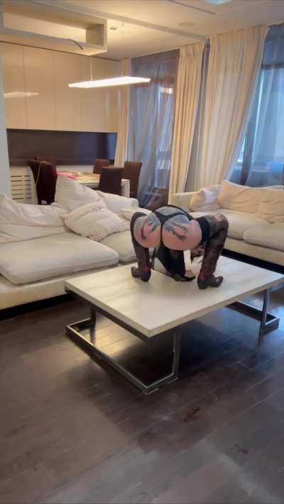 Shaking with my ass for u 