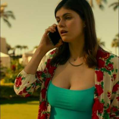 Jiggle in a swimsuit (The White Lotus)