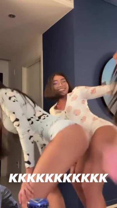 Victtoria Medeiros com as amigas 🍑😈