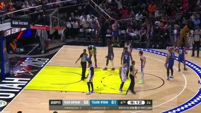 [Highlight] Guillermo gets delivered a pizza on the sideline during the All Star Celebrity Game