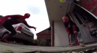 Amazing “Spider-Dad” jumps off roof to surprise his dying son