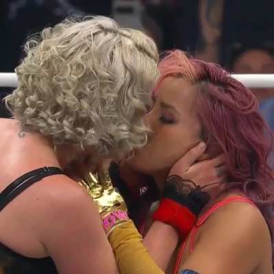 Toni Storm kisses Mina Shirakawa DoN 2025