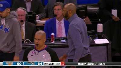 [Highlight] Julius Randle gets frustrated with Jonathan Isaac's defense then shoves him. Isaac turns the other cheek.