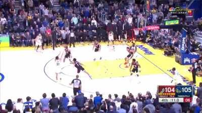 [Highlight] Steph Curry hits the clutch 3 to put the Warriors up 4 with 9 secs left