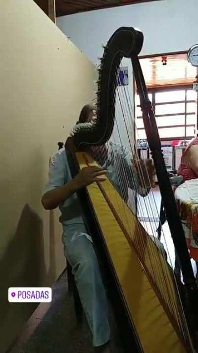 Mi abuelo tocando el arpa, luego de recuperarla por haberla vendido por medicina